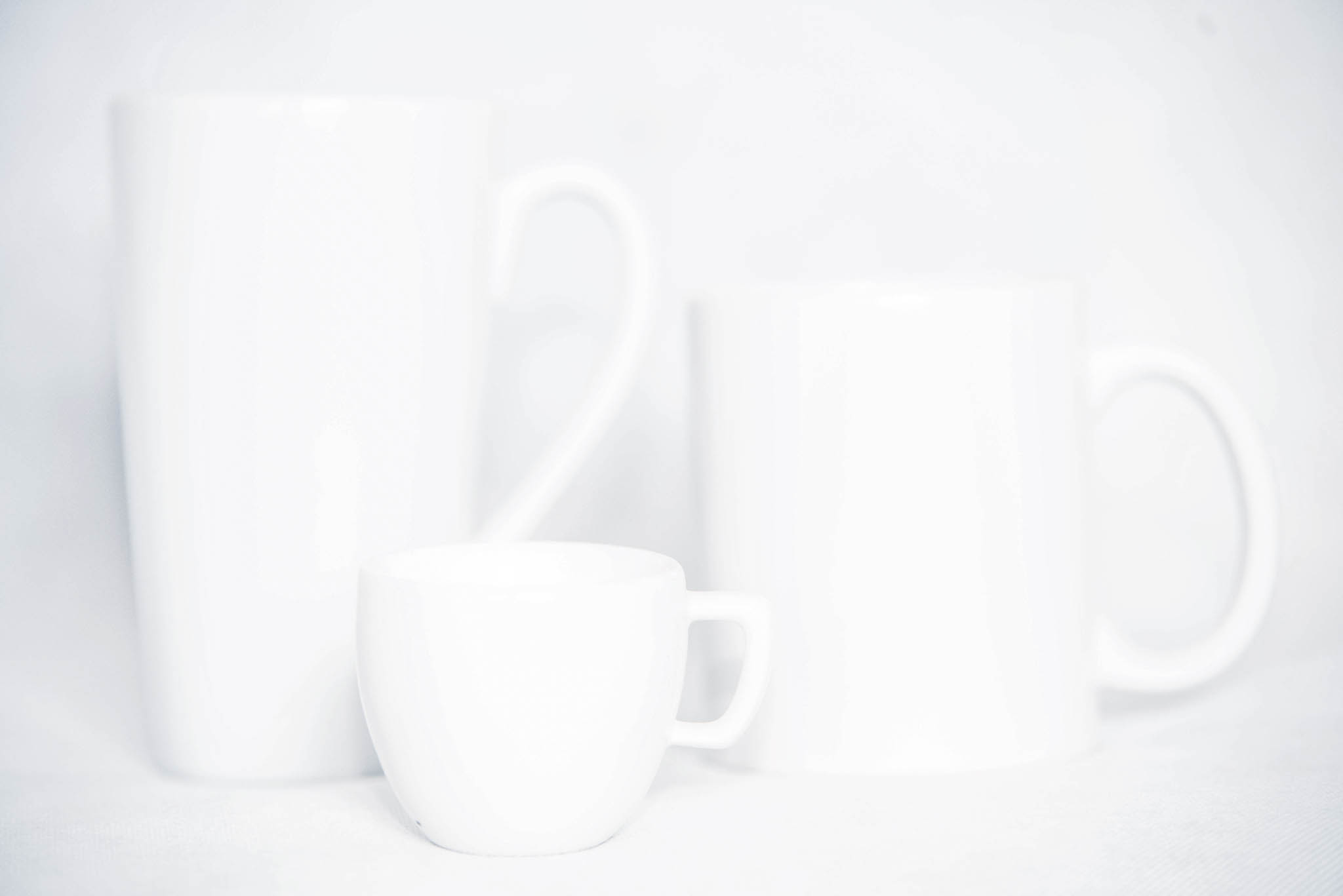 White mugs photographed by Michal Vörös